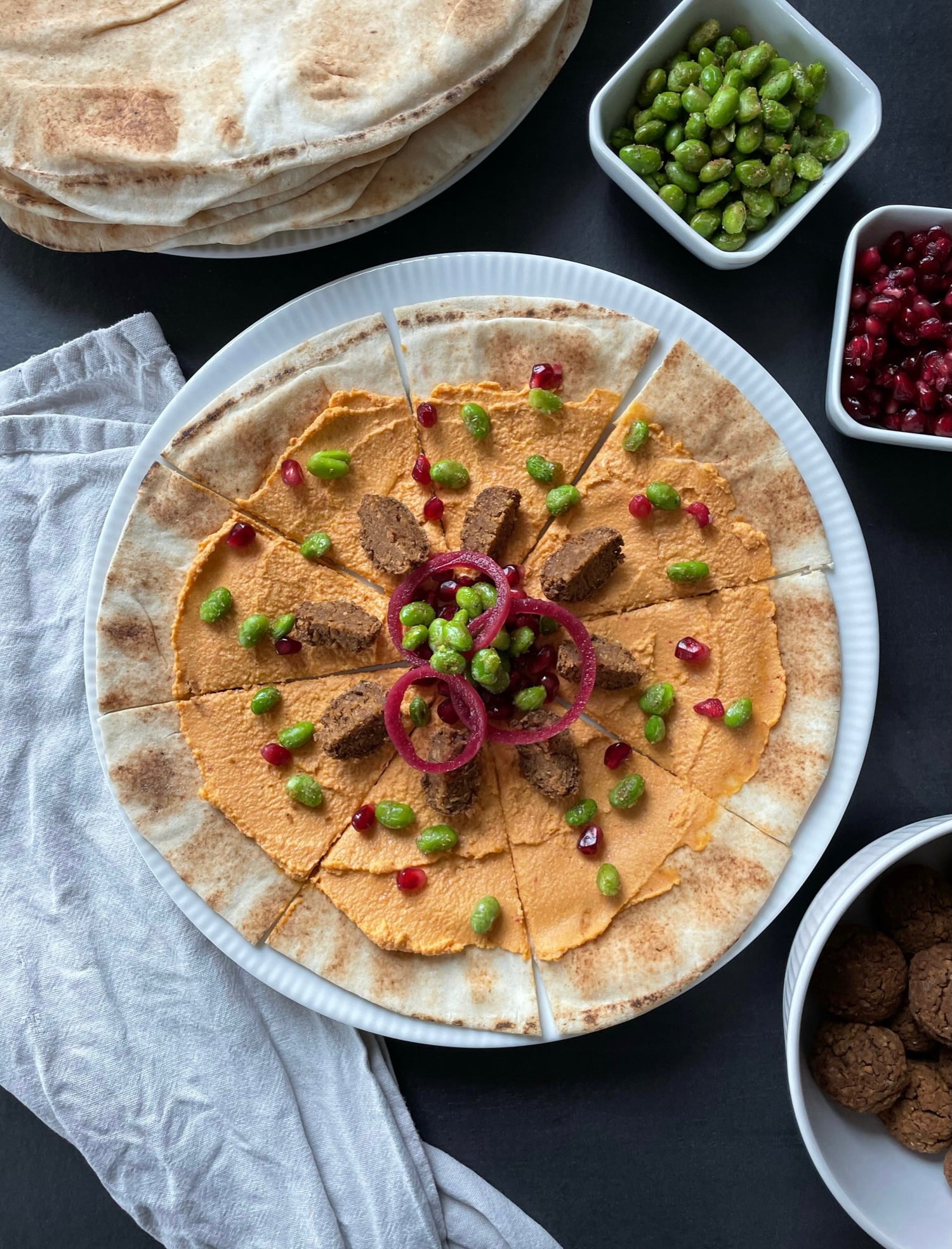 Fladbrød med hummus, edamamebønner og kikærteboller