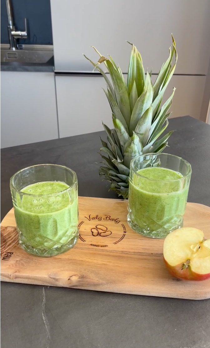 Grøn smoothie med spinat, ingefær, æble, ananas og edamamebønner