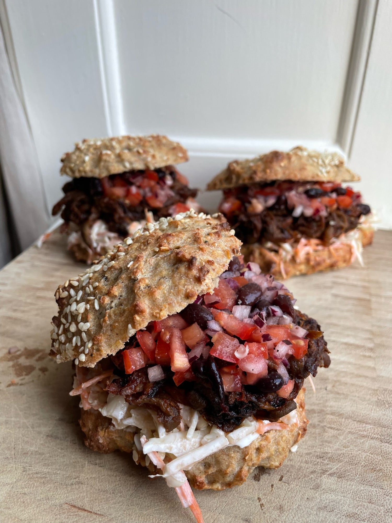 Vegetarisk burger med pulled aubergine og tomatsalsa med sorte bønner