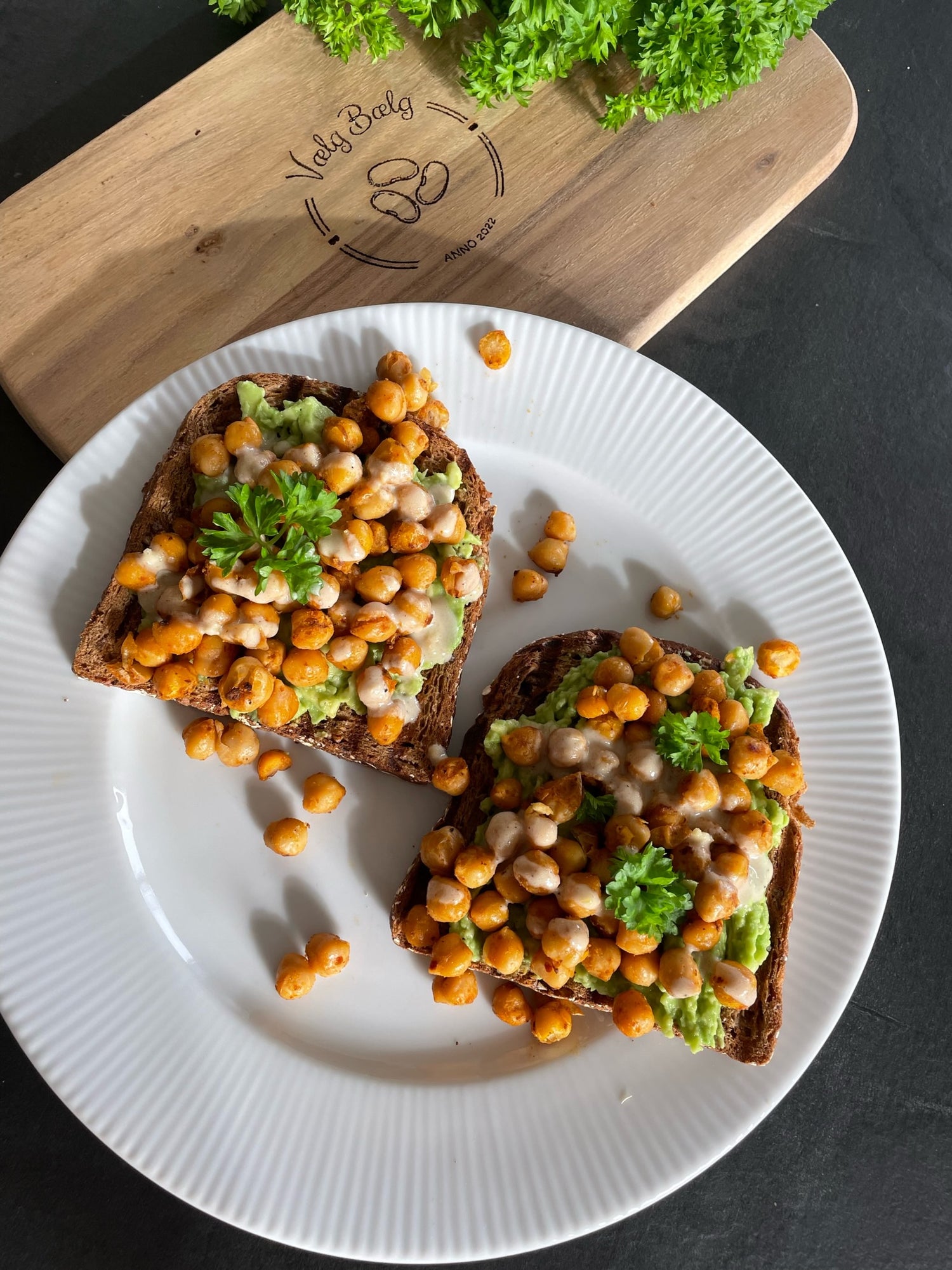 Avokado toast med ristede kikærter og tahindressing