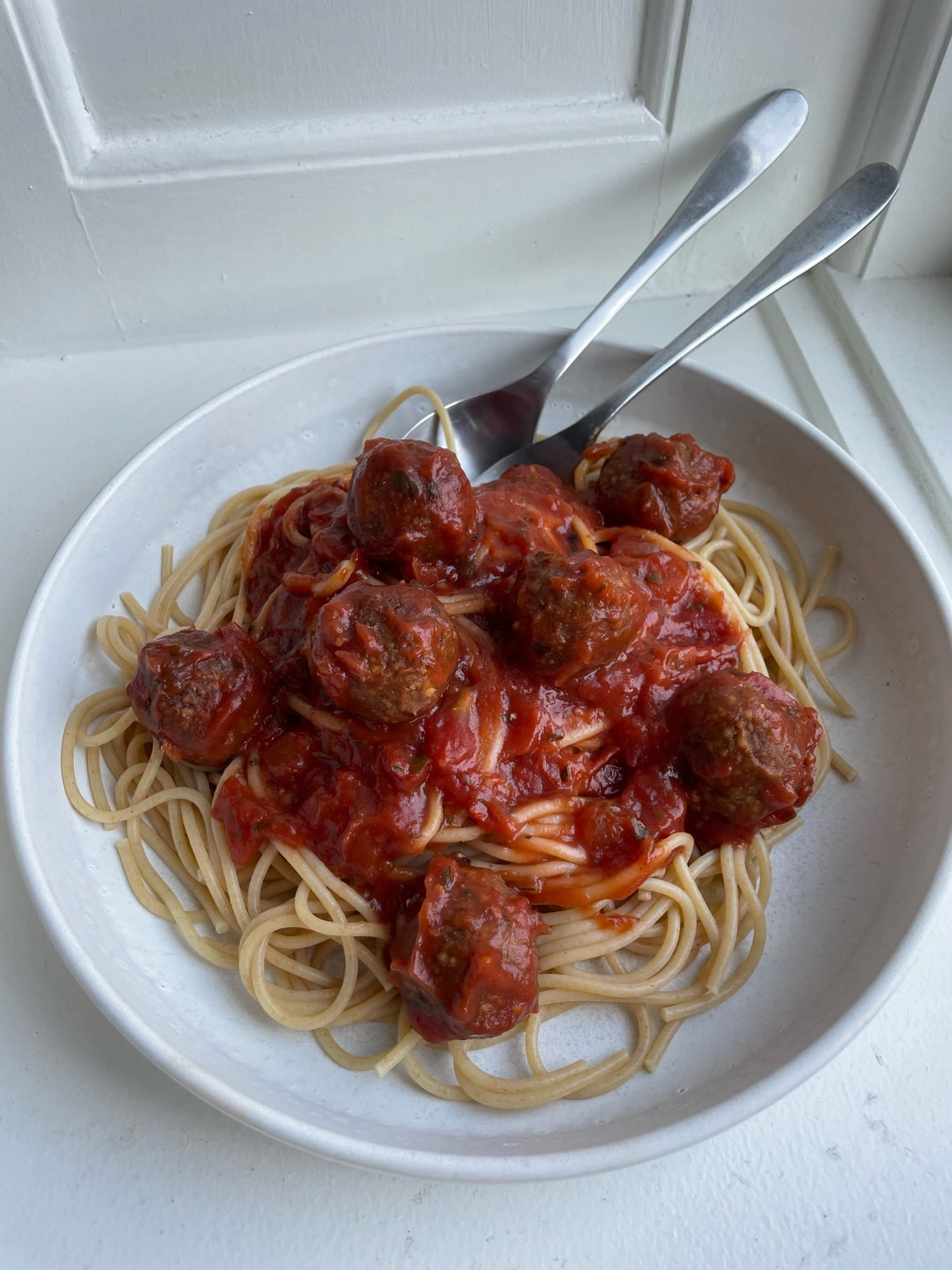 Spaghetti med kikærteboller i tomatsovs