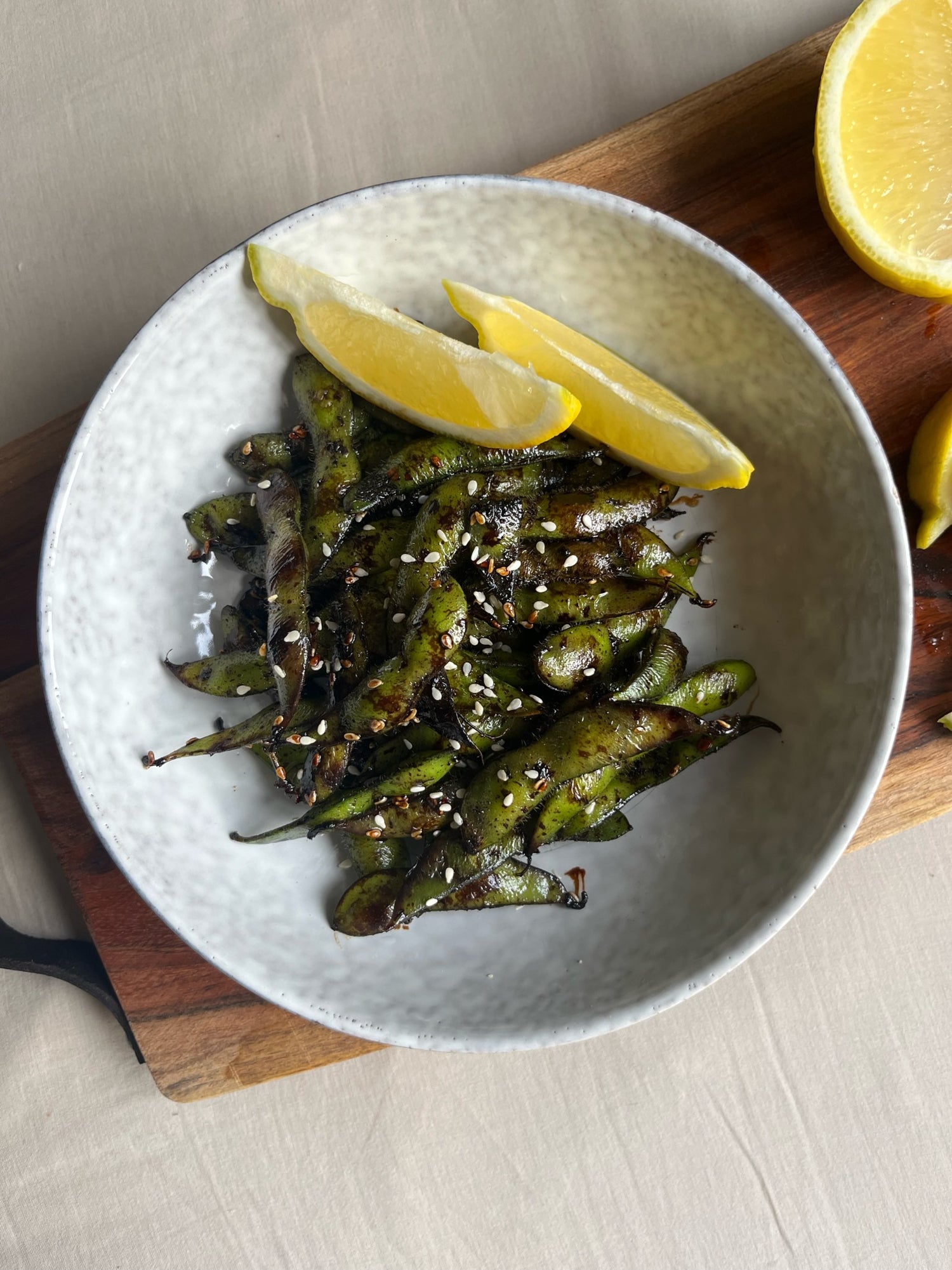 Edamamebønner med soya, hvidløg og sesam