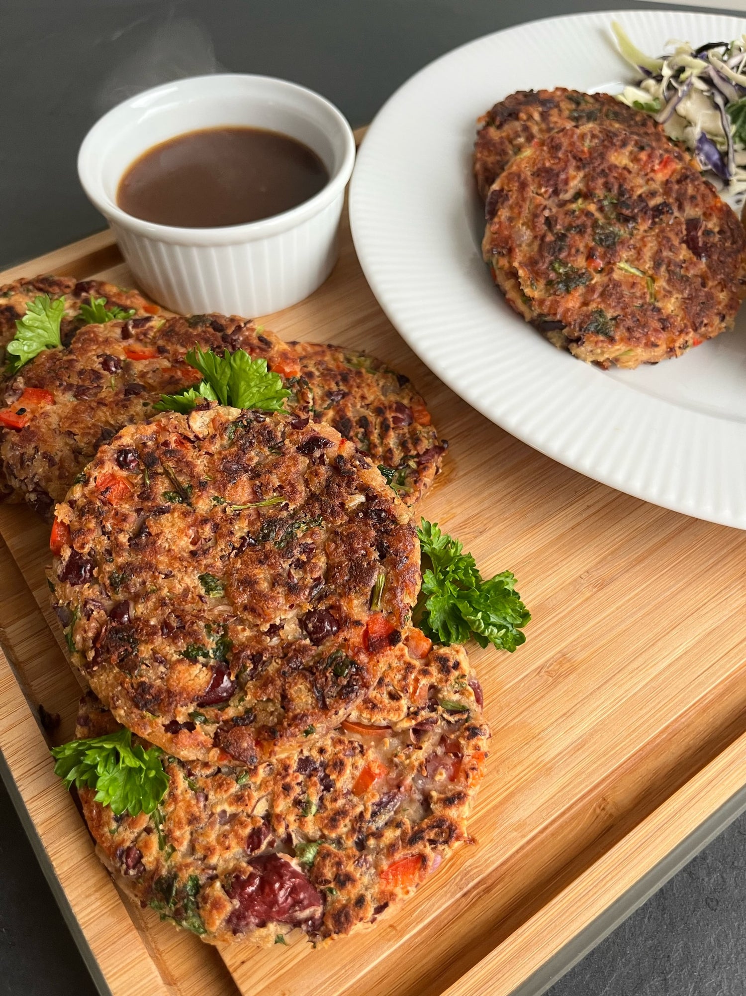 Bønnebøffer med kidneybønner og barbecuesauce