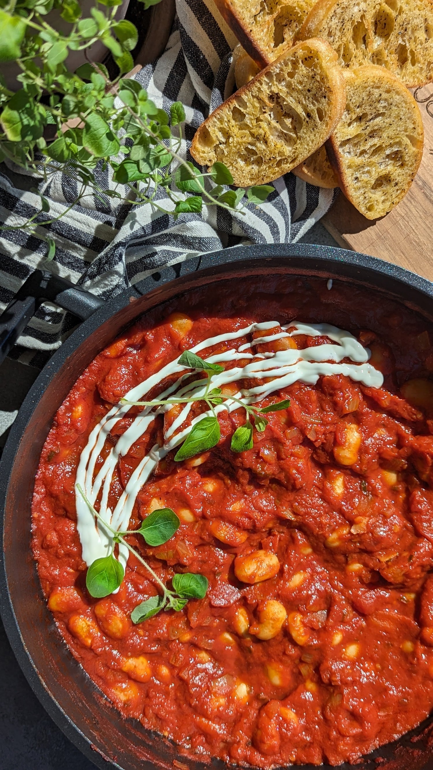 Onepot med butterbeans og tomatsovs