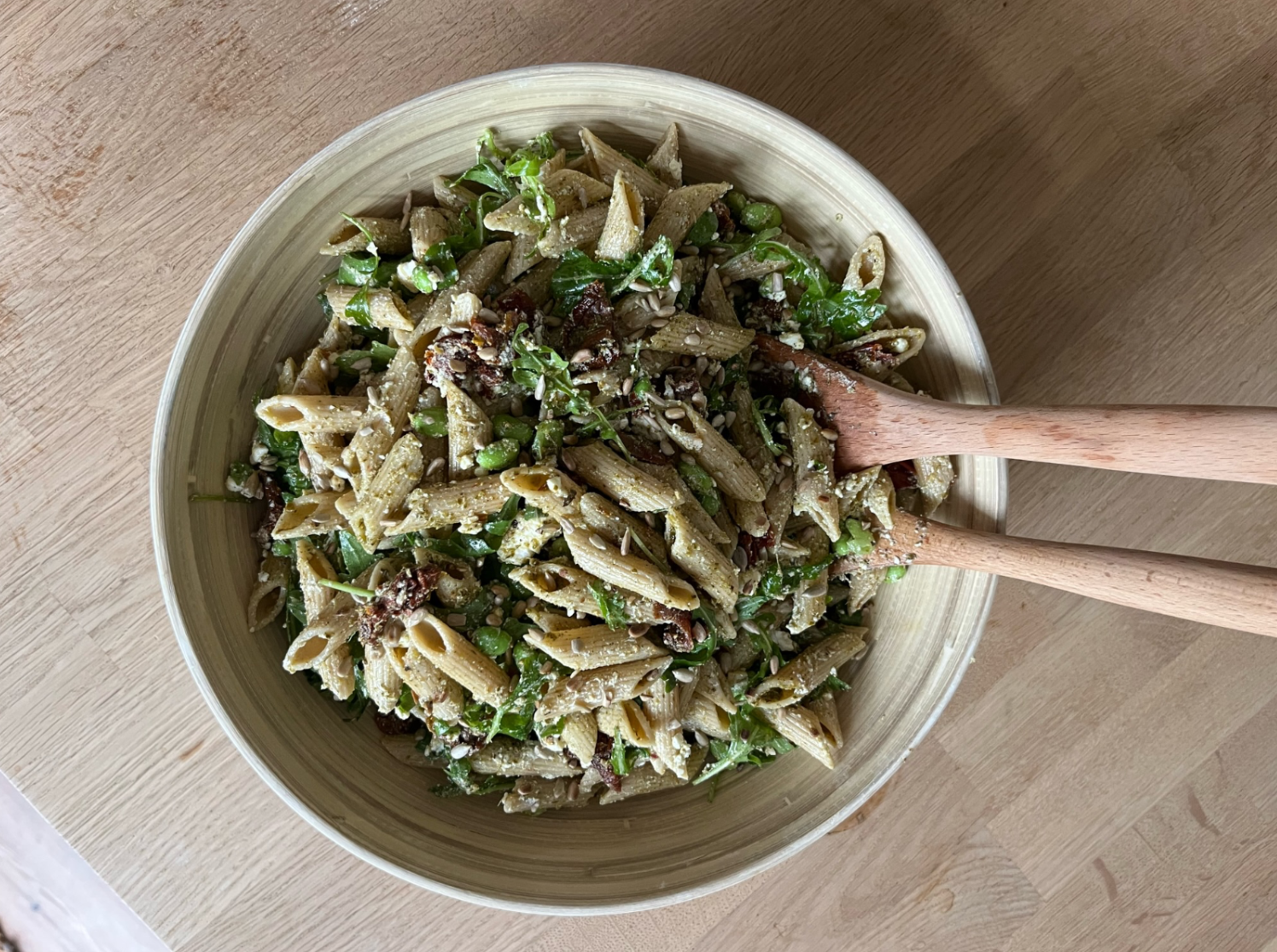 Pastasalat med edamamebønner og soltørret tomat