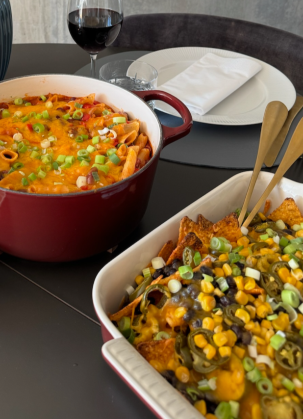 Loaded nachos med sorte bønner og guacamole med edamamebønner