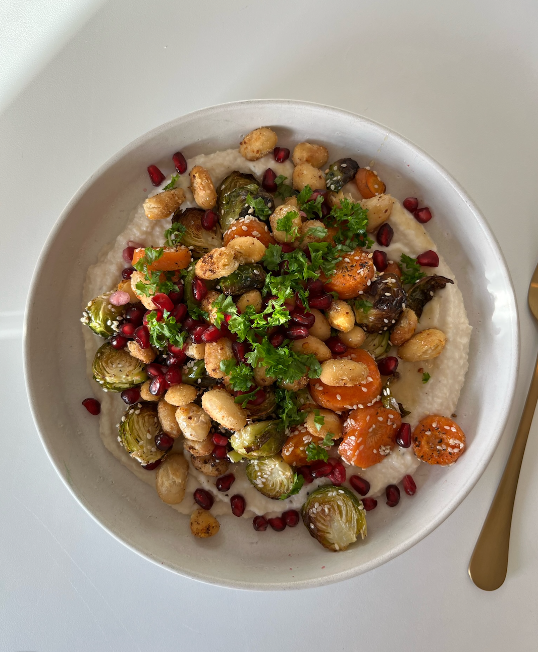 Butterbeans creme med bagte butterbeans, rosenkål og gulerødder