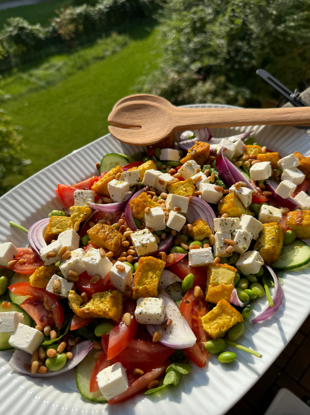 Græsk inspireret tofu salat med edamamebønner