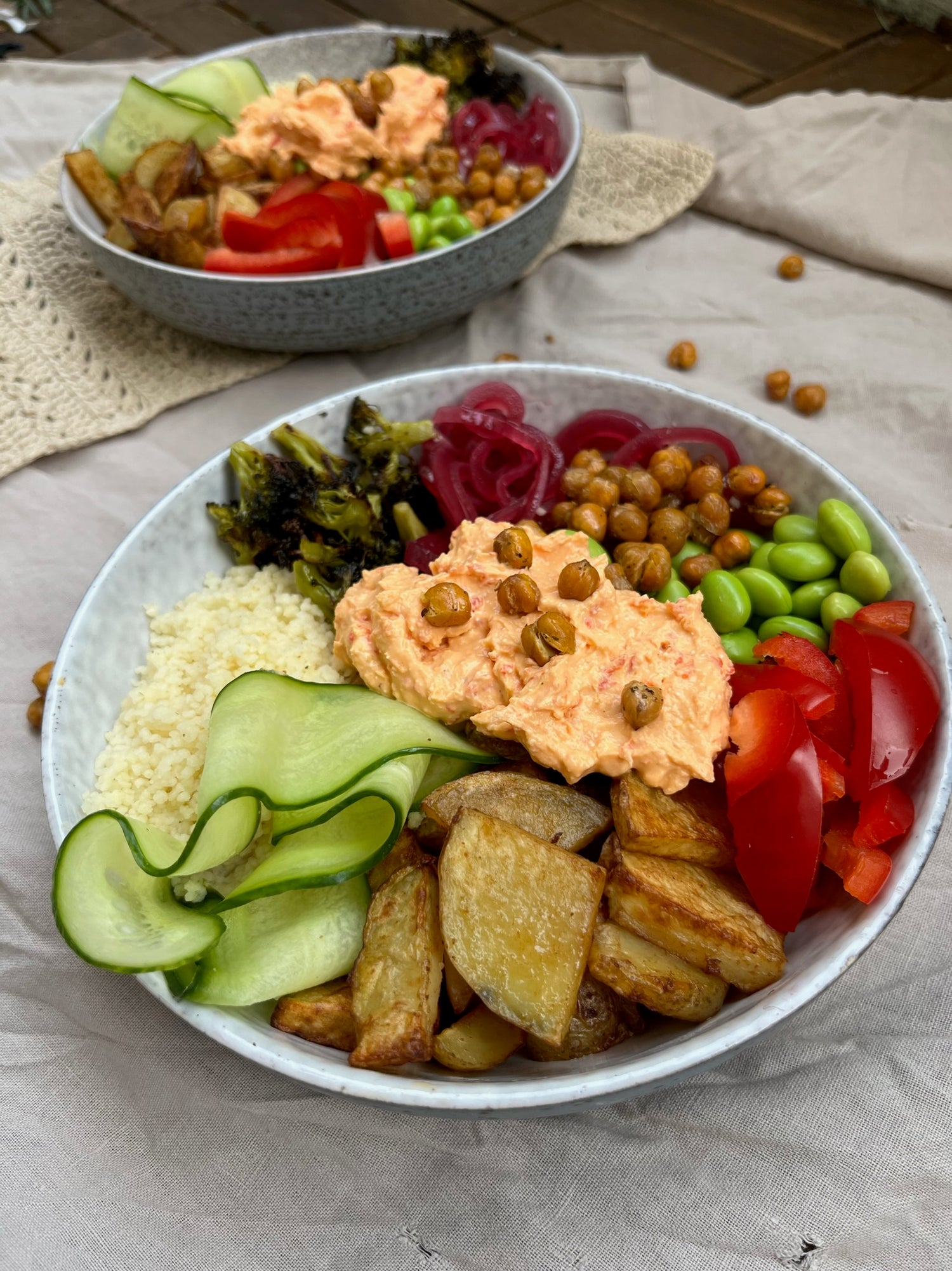Bowl med edamamebønner, ristede kikærter og kikærteboller