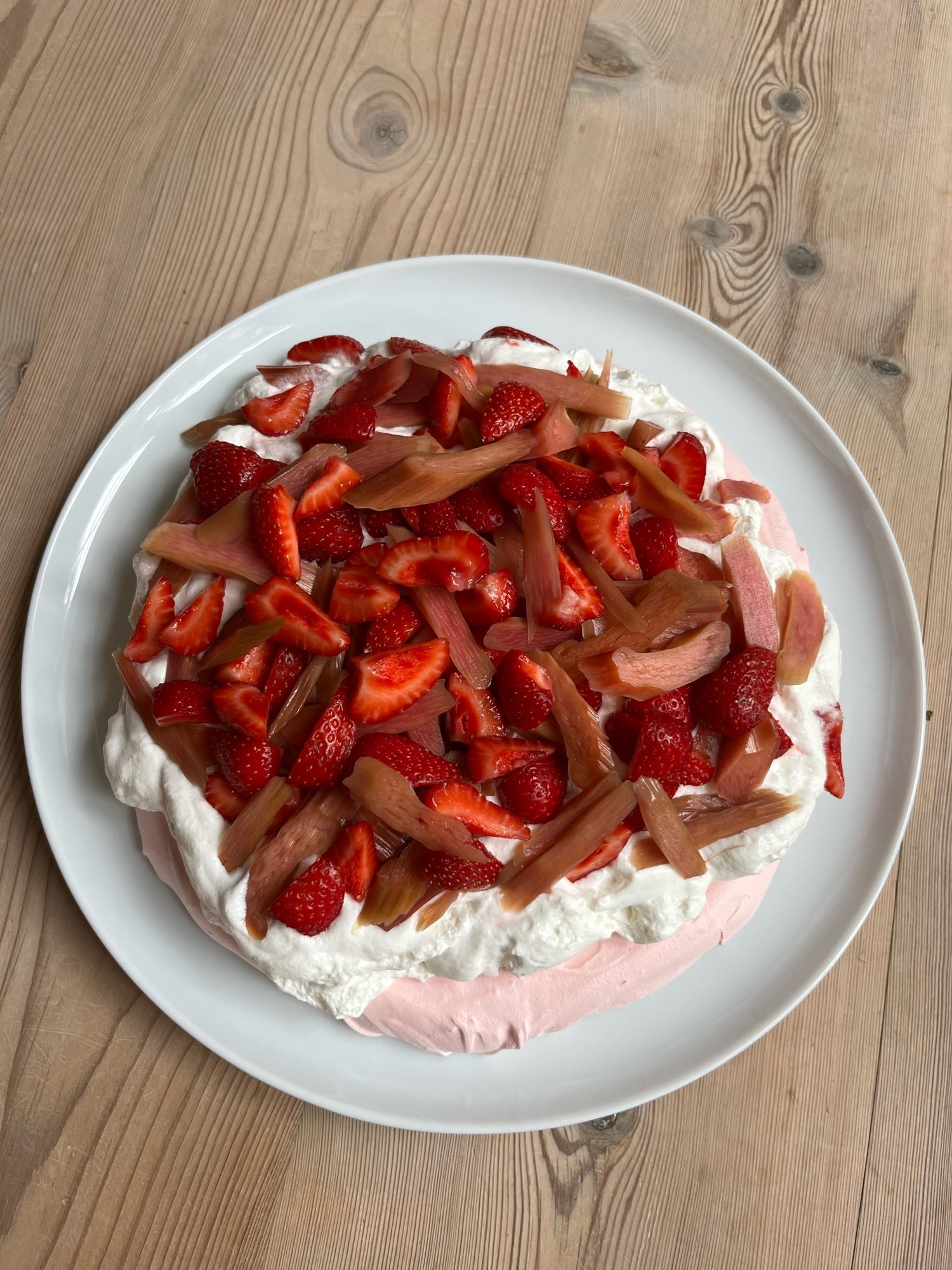 Pavlova lavet på aquafaba med limecreme, friske jordbær og råsyltede rabarber