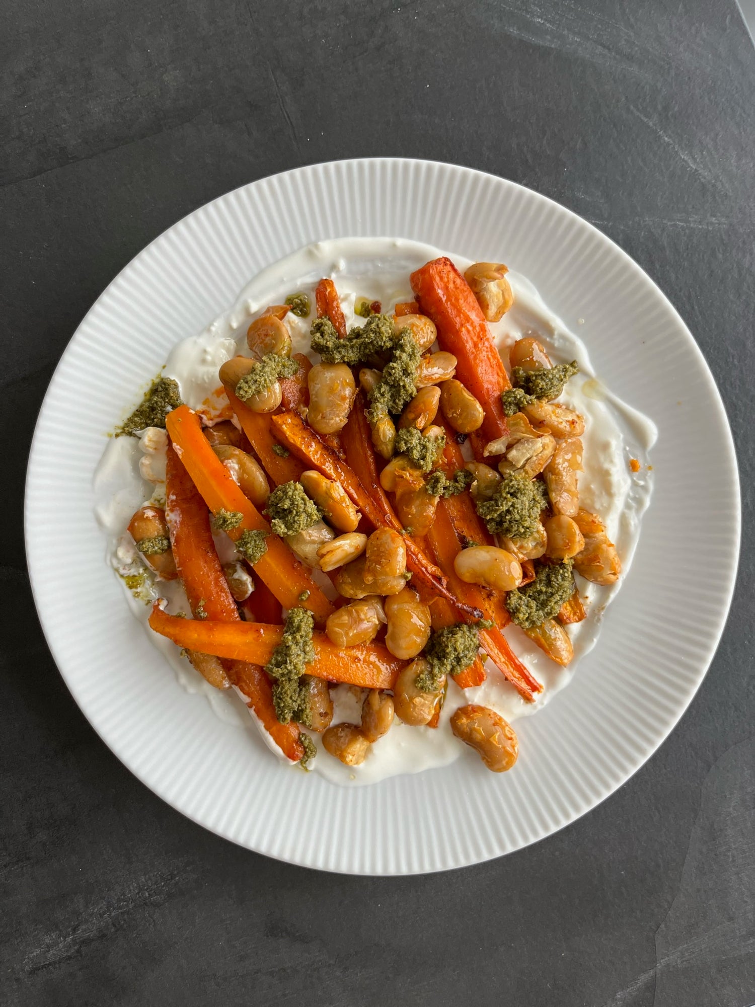 Bagte gulerødder med sprøde butterbeans og fetacreme