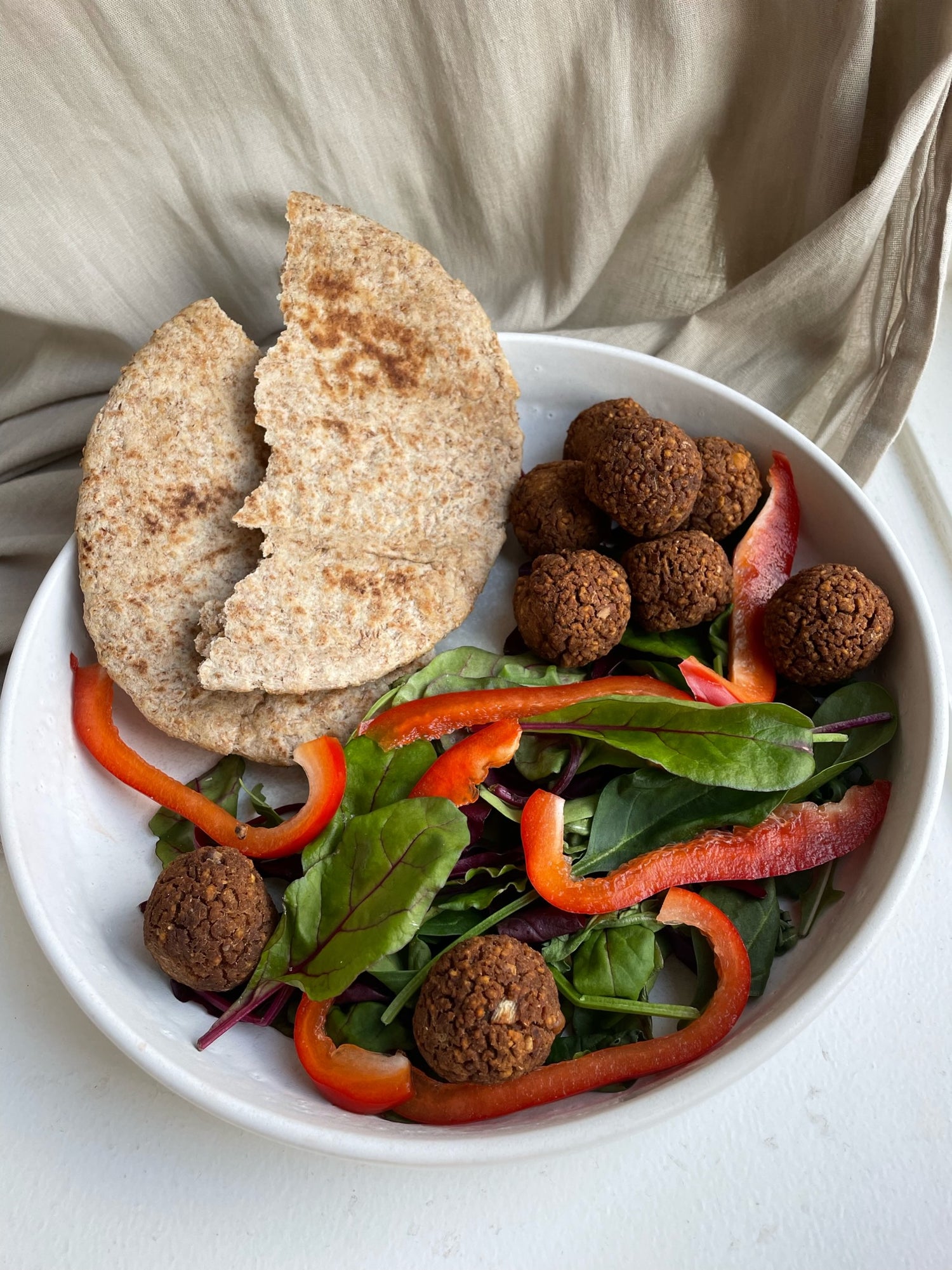 Bowl med kikærteboller og pitabrød