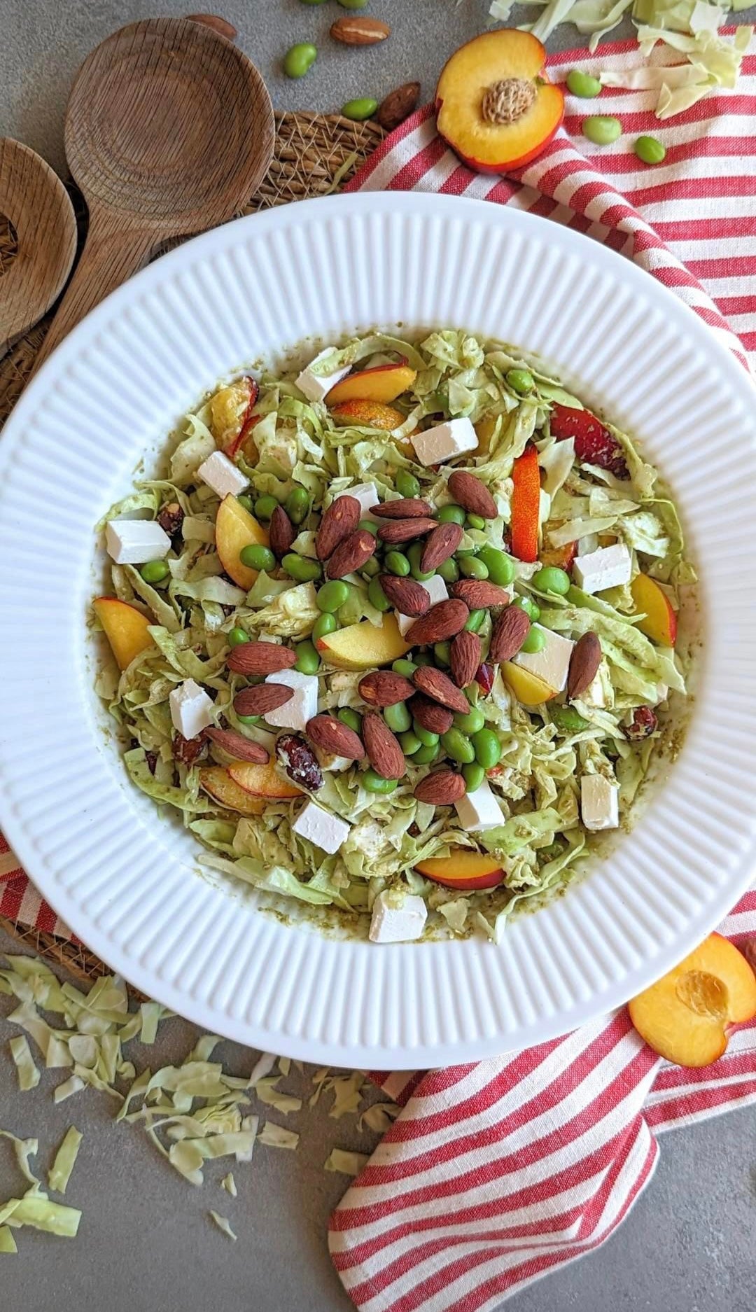 Spidskålssalat med pesto og edamamebønner