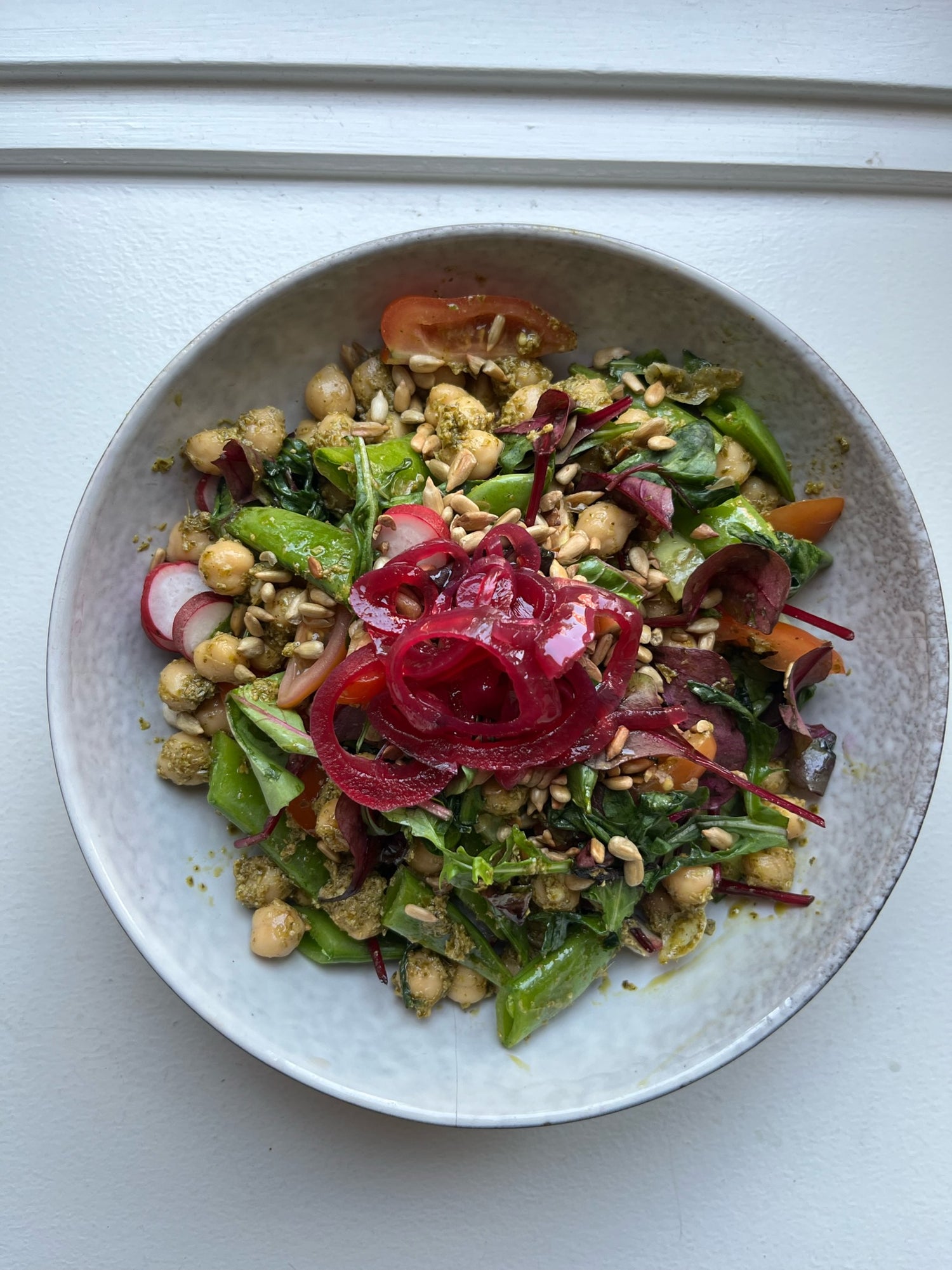 Salat med kikærter og pesto